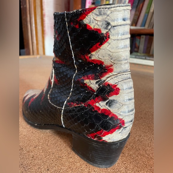 Made in NYC! Unquestionably Unique booties. Ladies 10-11. Suede lined.Price-firm - Picture 6 of 12